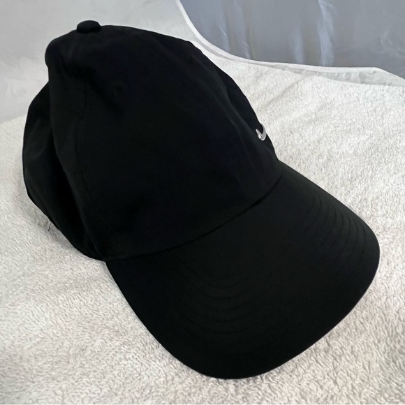 Nike Heritage 86 Adjustable Black & Metallic Silver Polyesther Ball Cap main image 8